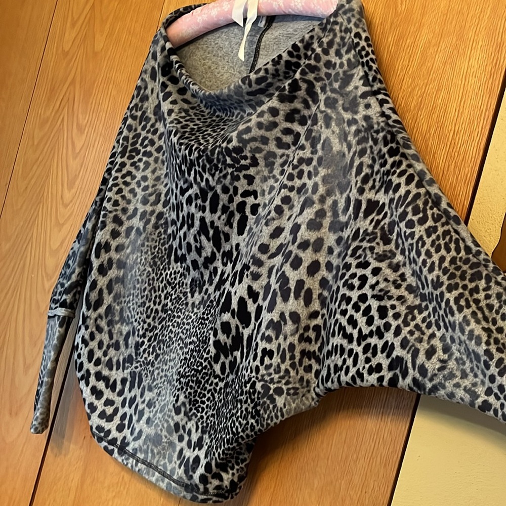 RARE Elan M soft black gray batwing sleeve leopard print sweater wide neck EUC
